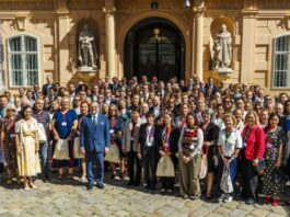 Neues Auslandskulturkonzept Das Foto zeigt ein Gruppenfoto mit mindestens 50 Personen, die an der Auslandskulturtagung teilgenommen haben.