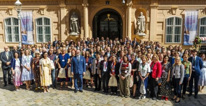 Bild: BMEIA/Auer-Grumbach Das Foto zeigt ein Gruppenfoto mit mindestens 50 Personen, die an der Auslandskulturtagung teilgenommen haben.