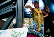 Europäischer Tag der Sprachen / Botschaft Lissabon Zwei Personen tanzen bei einer Veranstaltung. Im Vordergrund steht ein Schild zum Europäischen Tag der Sprachen.