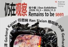 Remains to be seen / Kulturforum Peking Das Bild zeigt das zweisprachige Ausstellungsplakat „Remains to be seen – Seen to be felt“ mit den Namen Gerhard Kaiser und Ren Sixian.