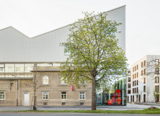 Wiener Impulse für Palermo / Kulturforum Rom Das Bild zeigt eine moderne, langgestreckte Industriehalle mit heller Fassade.