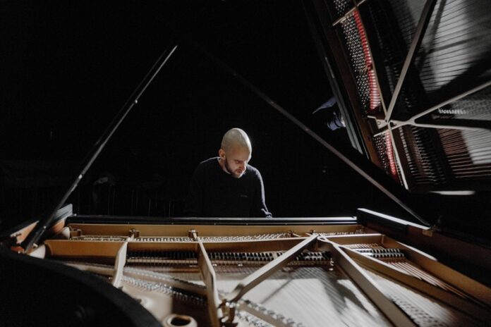 Foto: Janine Pätzold Das Bild zeigt Jonathan Lucas Hauser beim Klavierspielen.