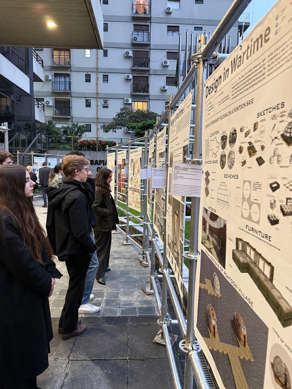Das Bild zeigt Besucherinnen und Besucher bei der Eröffnung der Ausstellung.