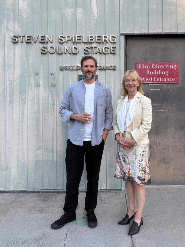 Das Bild zeigt Sebastian Brameshuber und Generalkonsulin Christine Moser.