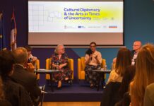 Konferenz zu Kulturdiplomatie / Kulturforum Belgrad Das Bild zeigt Botschafterin Regina Rusz bei der Podiumsdiskussion „Culture as a Bridge in Times of Uncertainty“ im Europe House in Belgrad.