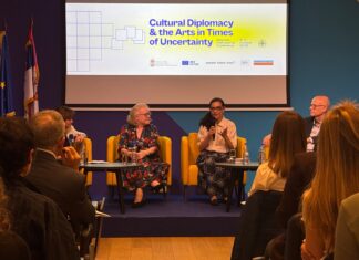 Konferenz zu Kulturdiplomatie / Kulturforum Belgrad Das Bild zeigt Botschafterin Regina Rusz bei der Podiumsdiskussion „Culture as a Bridge in Times of Uncertainty“ im Europe House in Belgrad.