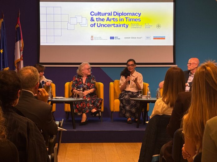 Das Bild zeigt Botschafterin Regina Rusz bei der Podiumsdiskussion „Culture as a Bridge in Times of Uncertainty“ im Europe House in Belgrad.