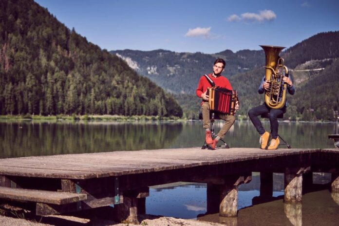 Das Bild zeigt die beiden Musiker von Tubonika mit Harmonika und Tuba im Freien.