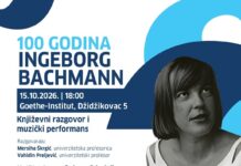 Bachmann Reloaded / Kulturforum Sarajewo Das Bild zeigt das Veranstaltungsplakat: hell- und dunkelblauer Text auf weißem Hintergrund, rechts in der Mitte ein Schwarz-Weiß-Foto von Ingeborg Bachmann.