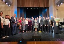 Von Wien nach Baku / ÖB Baku Das Bild zeigt Markus Geiselhart und das Estrada-Symphonieorchester gemeinsam mit dem österreichischen Botschafter Etienne Berchtold nach dem Konzert.