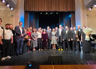 Von Wien nach Baku / ÖB Baku Das Bild zeigt Markus Geiselhart und das Estrada-Symphonieorchester gemeinsam mit dem österreichischen Botschafter Etienne Berchtold nach dem Konzert.