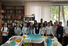 Europäischer Tag der Sprachen / ÖB Chisinau Das Bild zeigt Botschafterin Martina Hermann mit einer teilnehmenden Schulklasse.