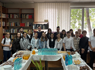 Europäischer Tag der Sprachen / ÖB Chisinau Das Bild zeigt Botschafterin Martina Hermann mit einer teilnehmenden Schulklasse.