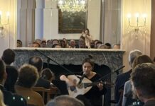 Konzert: Avin Ahmadi / Botschaft Den Haag Das Bild zeigt Avin Ahmadi mit ihrer Oud während des Konzerts.
