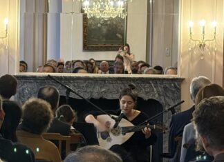 Konzert: Avin Ahmadi / Botschaft Den Haag Das Bild zeigt Avin Ahmadi mit ihrer Oud während des Konzerts.