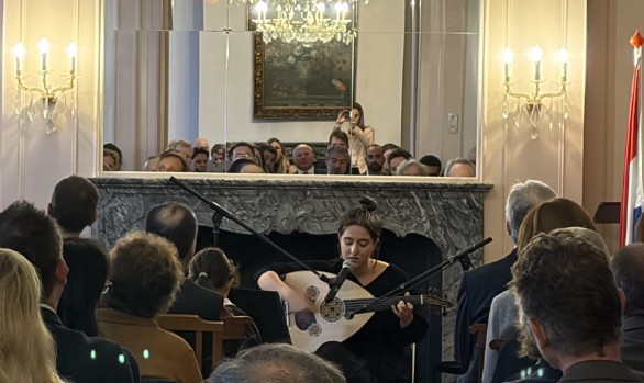 Foto: ÖB Den Haag Das Bild zeigt Avin Ahmadi mit ihrer Oud während des Konzerts.