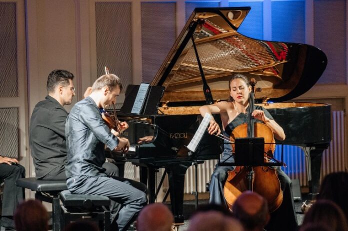 Das Bild zeigt das Lyatoshinsky Trio während des Konzerts auf der Bühne.