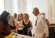 Shared Grounds / Botschaft Lissabon Das Bild zeigt die österreichische Schmuckkünstlerin Iris Hummer sowie Besucherinnen und Besucher der Ausstellung.