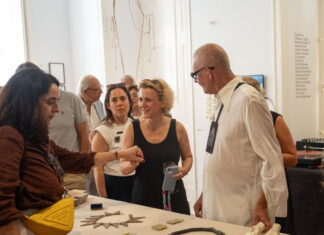 Shared Grounds / Botschaft Lissabon Das Bild zeigt die österreichische Schmuckkünstlerin Iris Hummer sowie Besucherinnen und Besucher der Ausstellung.