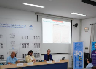 Wissenschaftssymposium / ÖB Tunis Das Bild zeigt Magdalena Moorthy-Kloss am Podium gemeinsam mit weiteren Vortragenden.