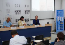 Wissenschaftssymposium / ÖB Tunis Das Bild zeigt Magdalena Moorthy-Kloss am Podium gemeinsam mit weiteren Vortragenden.
