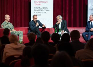 Ukraine: War and War Crimes / Ukraine Office Austria, Kooperationsbüro Lemberg Auf dem Foto sind Speakers des ersten Panels: Markus Reisner, Dietmar Pichler, Yaroslav Hrytsak, Wolfgang Mueller.