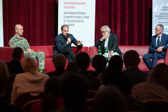 Auf dem Foto sind Speakers des ersten Panels: Markus Reisner, Dietmar Pichler, Yaroslav Hrytsak, Wolfgang Mueller.