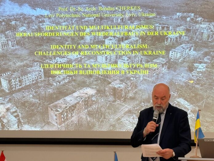 Das Bild zeigt Ihor Zhaloba während des Workshops.
